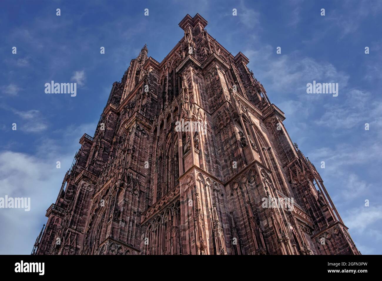 Vue sur le ciel de la magnifique cathédrale de Strasbourg ou de la cathédrale notre-Dame de Strasbourg, France. Banque D'Images