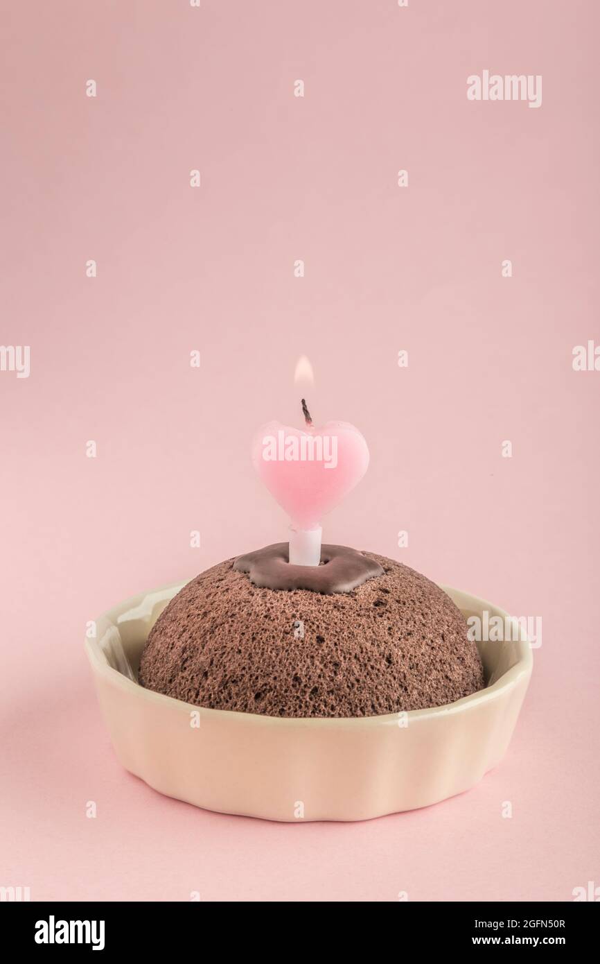Un Petit Gateau D Anniversaire Avec Coeur En Forme De Bougie Sur Rose Photo Stock Alamy Un Petit Gateau D Anniversaire Avec Coeur En Forme De Bougie Sur Rose Photo Stock Alamy