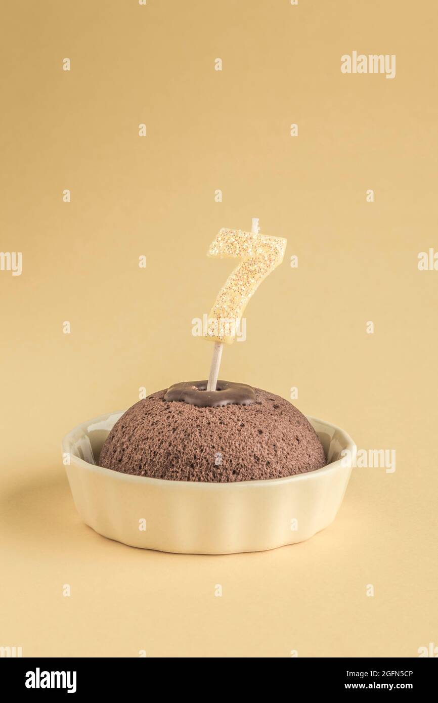Un Petit Gateau D Anniversaire Avec Une Bougie Sur Jaune Photo Stock Alamy