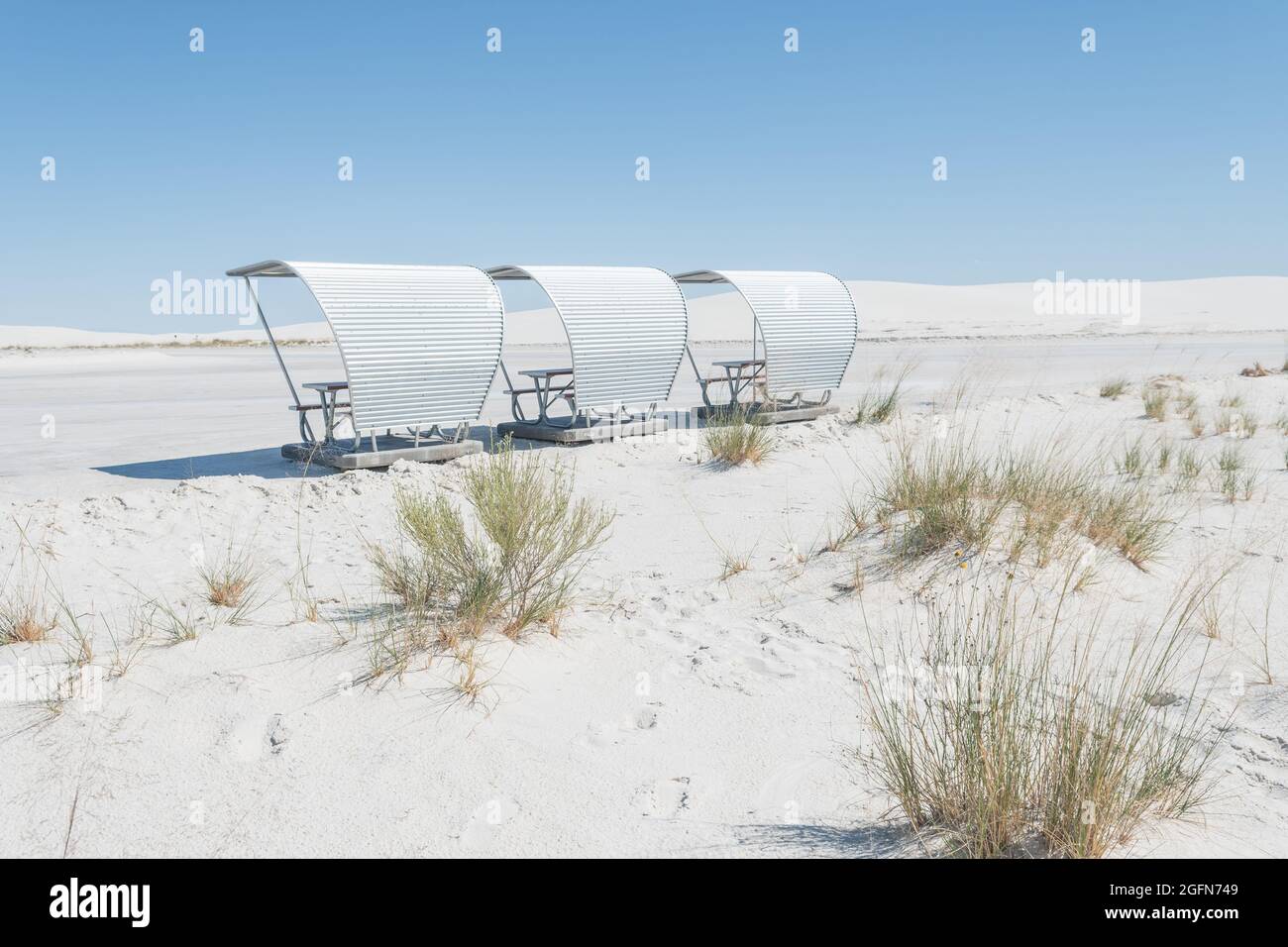 Parc national de White Sands, tables de pique-nique. Nouveau-Mexique, États-Unis Banque D'Images