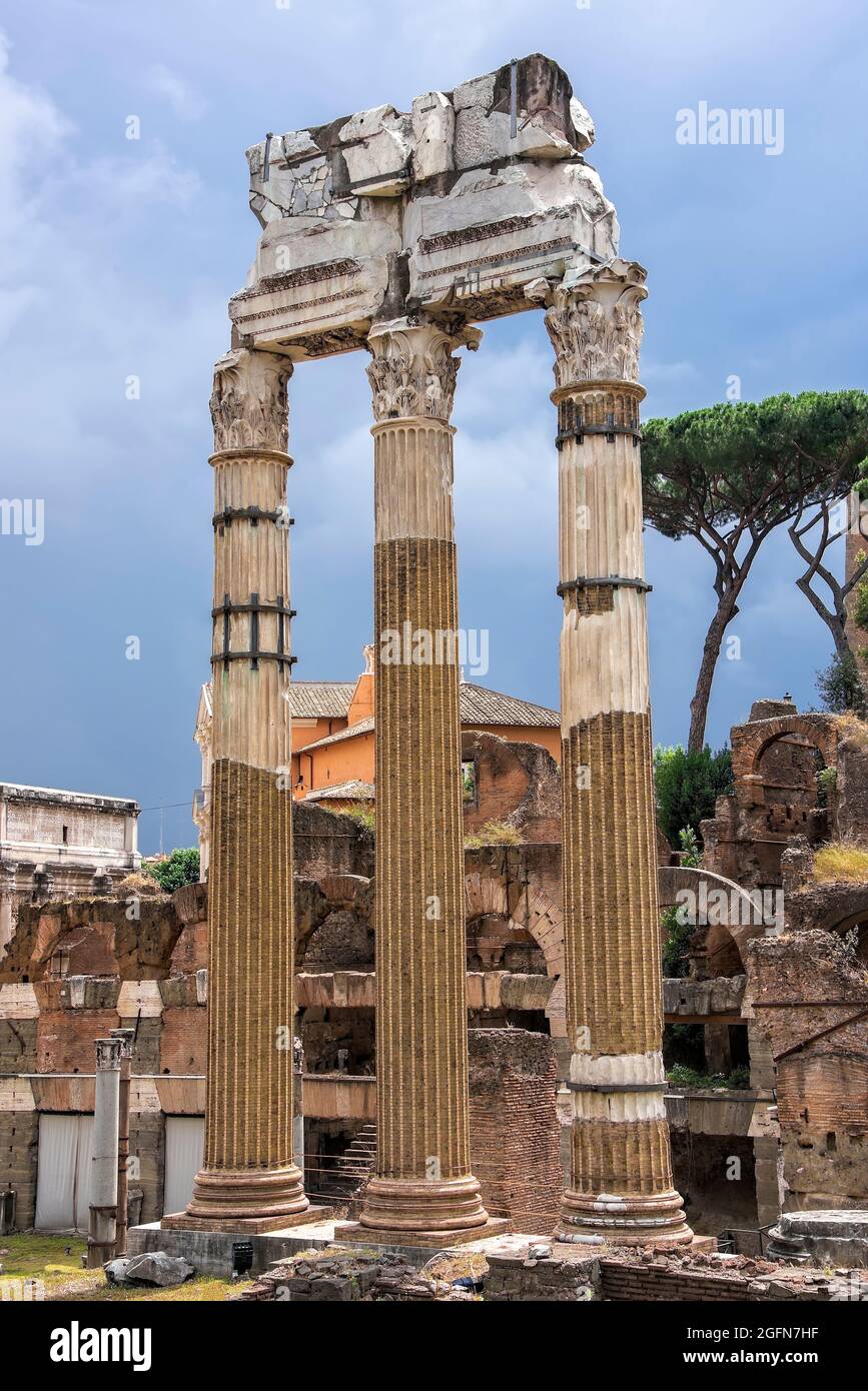 Partie des ruines du Forum romain, qui sont plusieurs anciens bâtiments importants du gouvernement qui se trouvent au centre de la ville de Rome. Banque D'Images