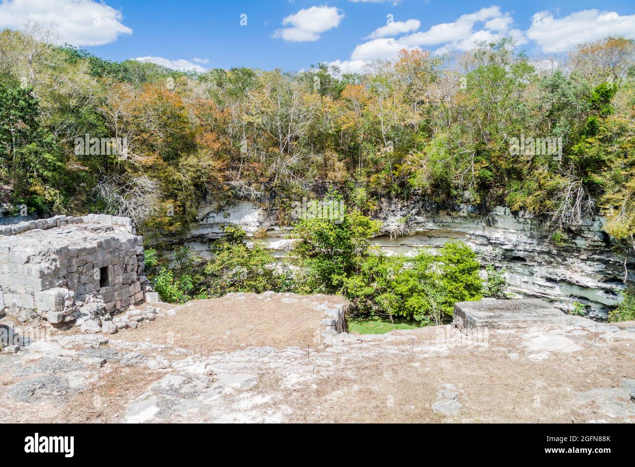 Cénote sacré au site archéologique de Chichen Itza, Mexique Banque D'Images