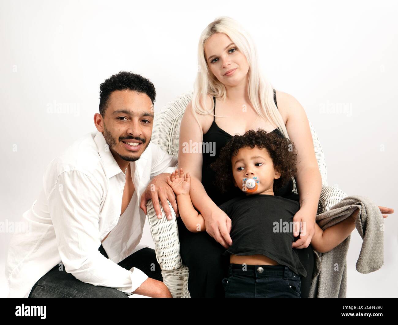 Portrait d'une famille multi-ethnique élégante et heureuse qui attend un bébé Banque D'Images