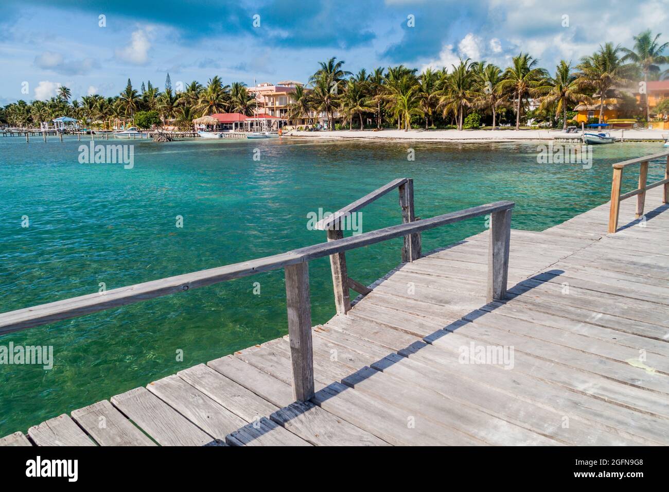 Vue sur le village de Caye Caulker depuis une jetée en bois, Belize Banque D'Images