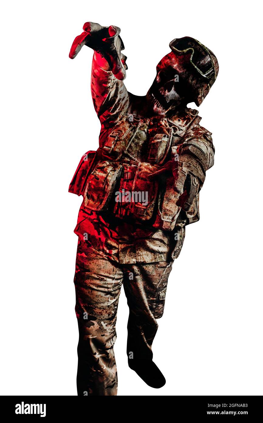 Photo isolée d'un soldat zombie mort en uniforme et de vêtements blindés posant sur fond blanc. Banque D'Images