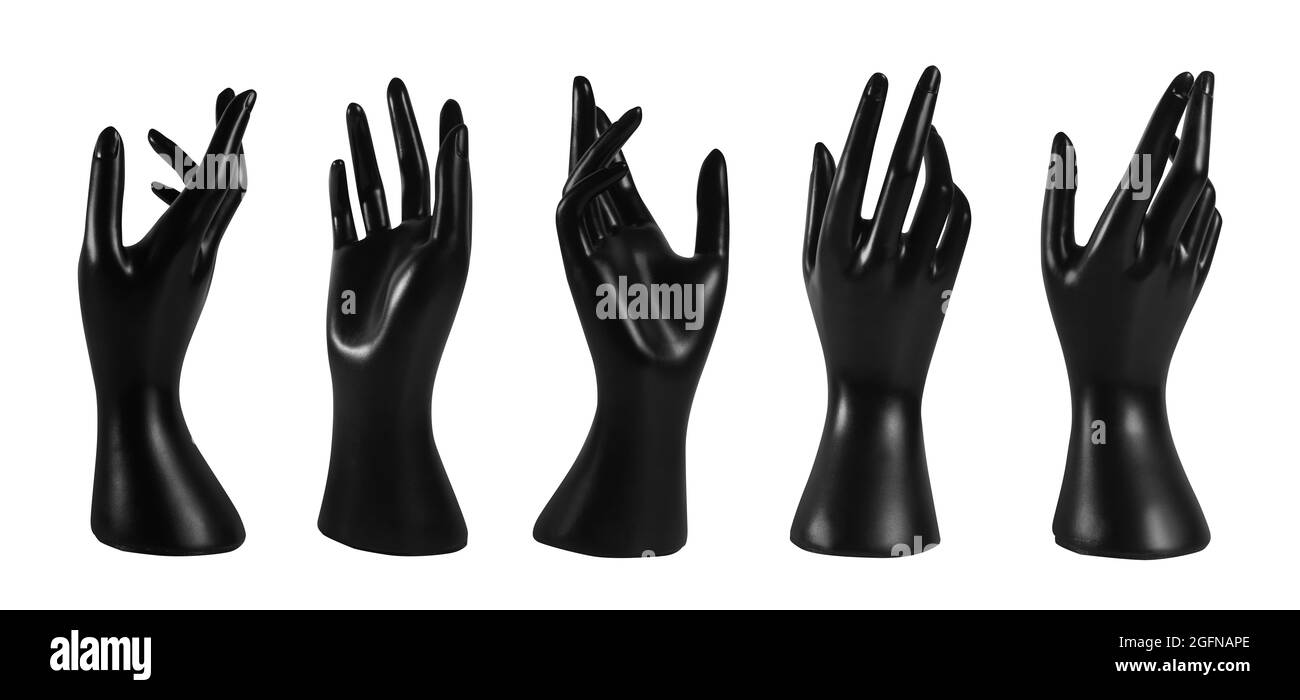 Photo isolée du porte-bijoux de la main de mannequin de couleur noire sur fond blanc. Banque D'Images