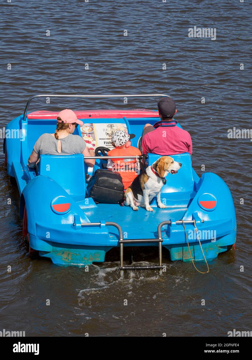 Pedalo boat en famille Banque de photographies et d’images à haute