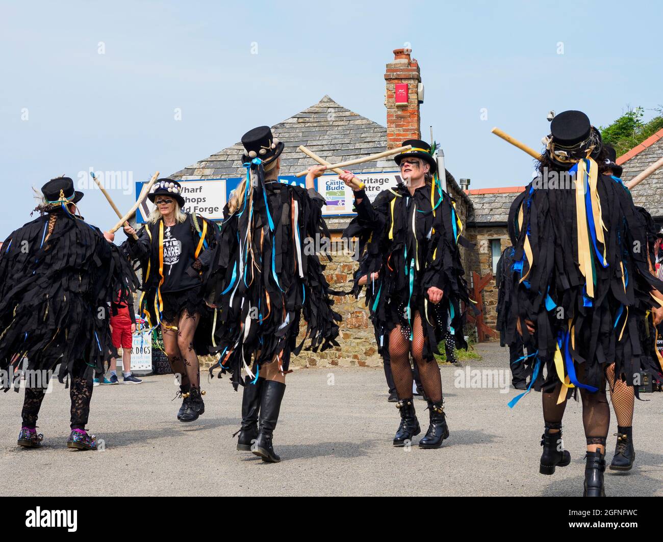 The Barrel Border Morris Dancers au Bude-Stratton Heritage Festival, Bude, Cornwall, Royaume-Uni 25/07/2021 Banque D'Images