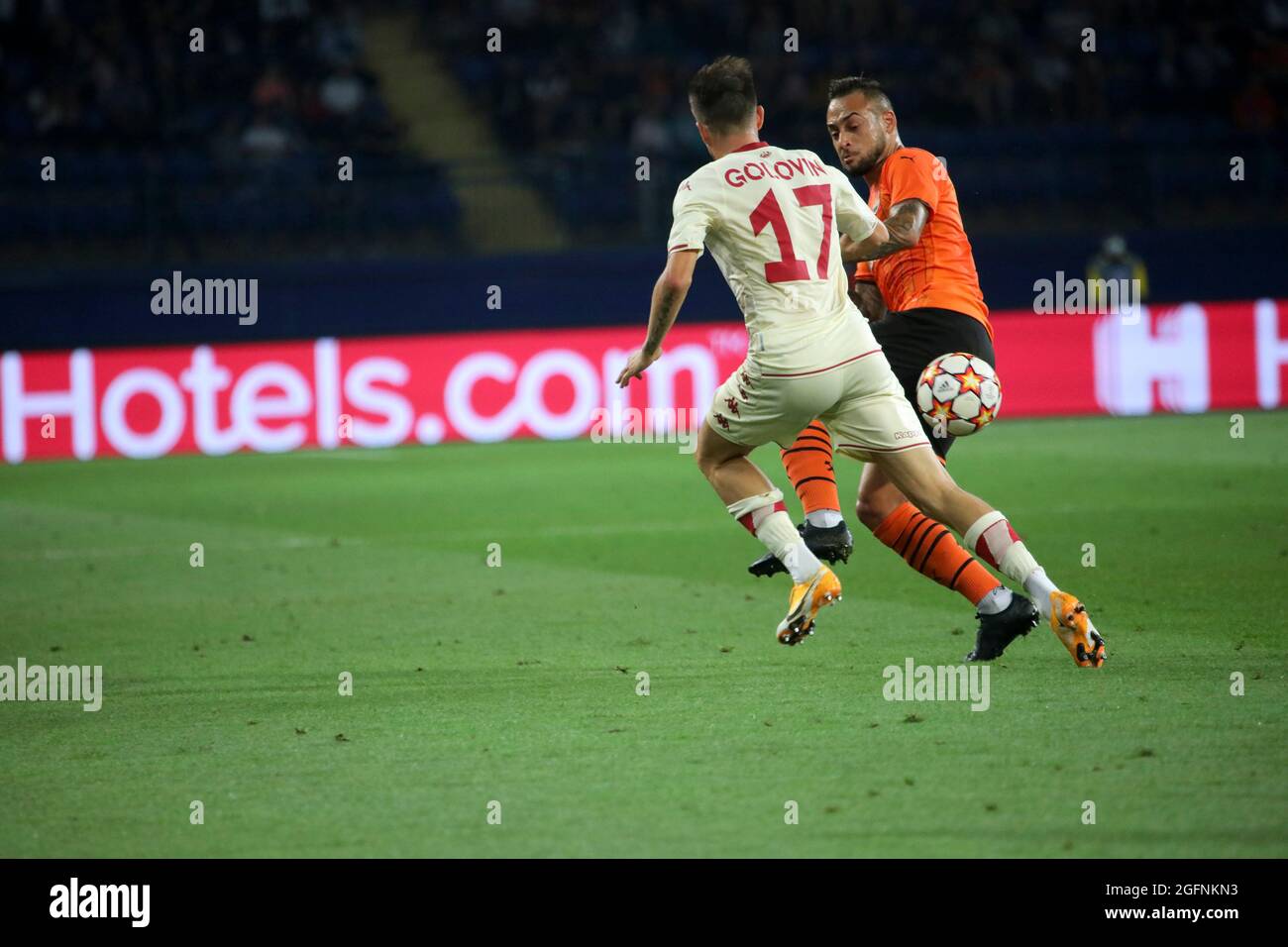 Non exclusif: KHARKIV, UKRAINE - 24 AOÛT 2021 - les joueurs du FC Shakhtar Donetsk Tete (R) et DE MONACO France Oleksandr Holovin se battent pour le ballon Banque D'Images