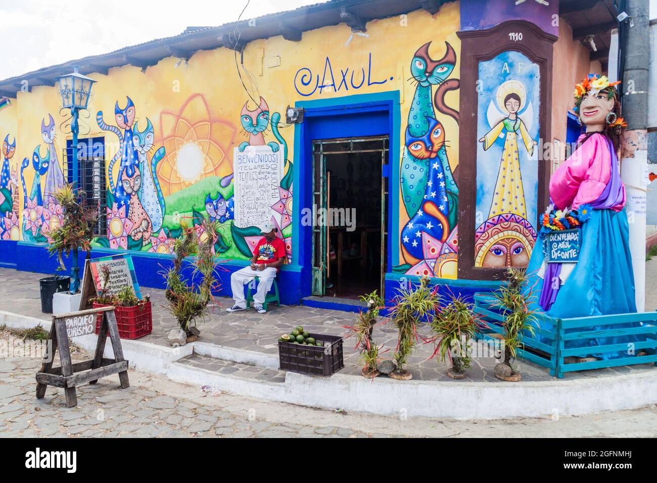 CONCEPCION DE ATACO, EL SALVADOR - 3 AVRIL 2016 : magasin de souvenirs peint Colorfuly Walllsl dans le village de Concepcion de Ataco. Banque D'Images