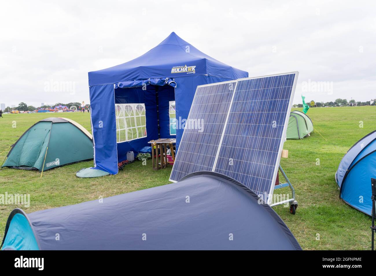 Londres, Royaume-Uni. 26 août 2021. Extinction Rebellion (XR) se trouve en vigueur pour camper dans le parc commun de Blackheath afin de sensibiliser le public à l'augmentation du changement climatique mondial. Pour protester contre les investissements du conseil et du gouvernement dans les combustibles fossiles. Credit: Xiu Bao/Alamy Live News Banque D'Images