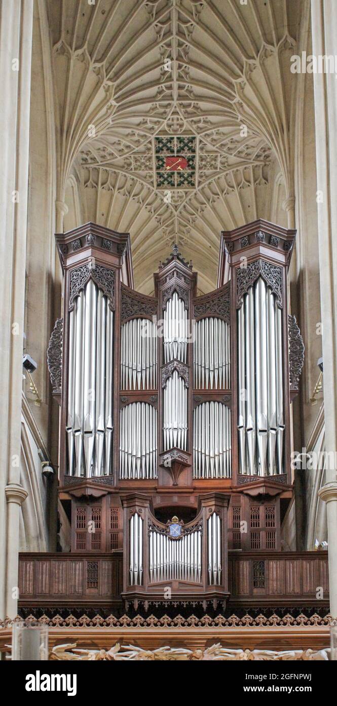 BATH, ROYAUME-UNI - 08 août 2012 : un cliché vertical du plafond voûté par un ventilateur de l'église paroissiale de l'abbaye de Bath au-dessus de l'orgue Banque D'Images