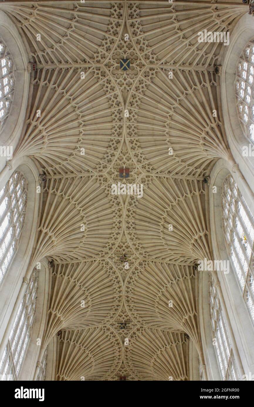 BATH, ROYAUME-UNI - 08 août 2012 : le plafond voûté par un ventilateur de la célèbre église paroissiale Bath Abbey au Royaume-Uni Banque D'Images