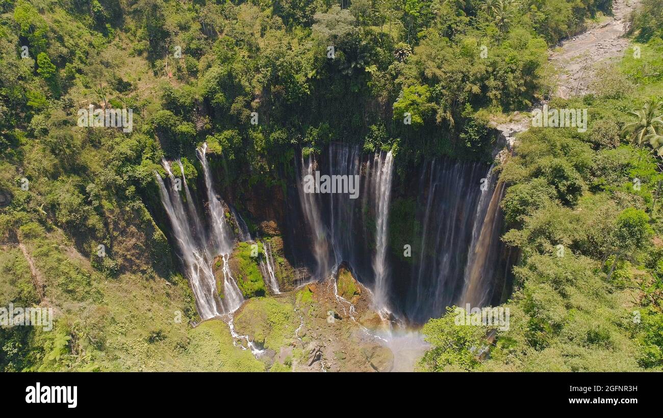 Vue aérienne, la SEWU coban cascade à Java, en Indonésie. cascade dans la forêt tropicale par drone Tumpak Sewu Banque D'Images