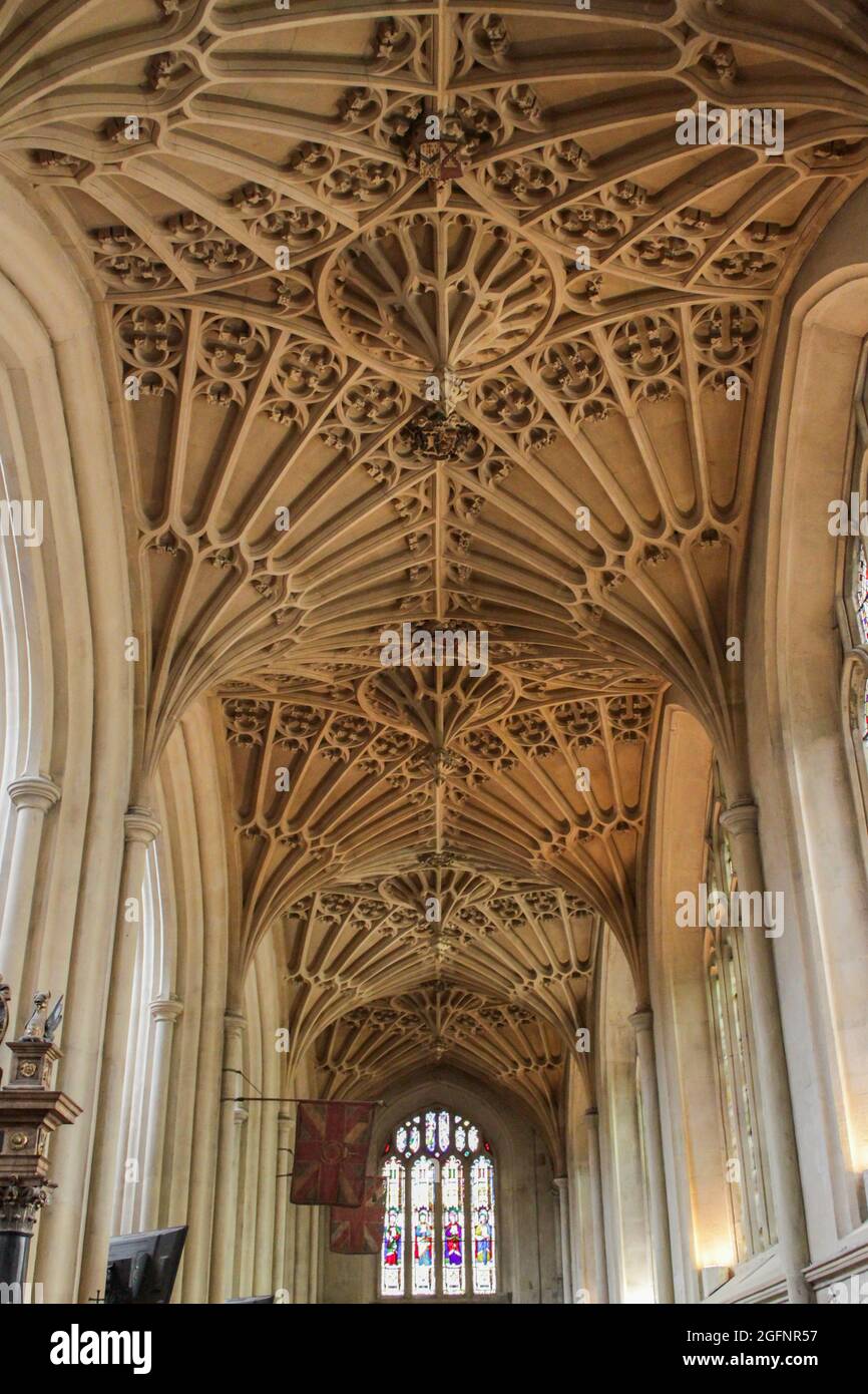 BATH, ROYAUME-UNI - 08 août 2012 : le plafond voûté par un ventilateur de la célèbre église paroissiale Bath Abbey au Royaume-Uni Banque D'Images