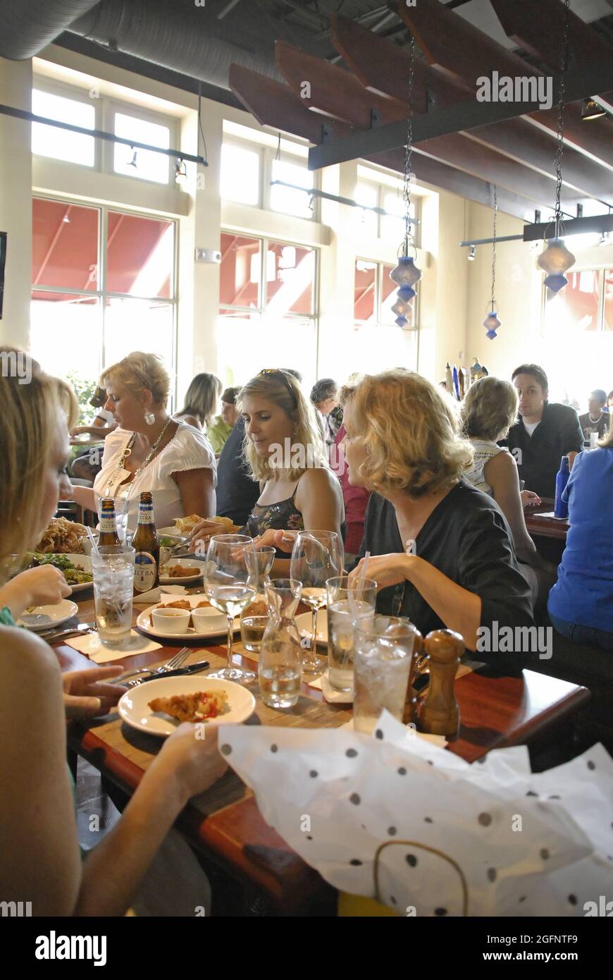 SAINT LOUIS, ÉTATS-UNIS - 28 août 2008 : une photo verticale de personnes dînant dans un restaurant du Missouri Banque D'Images