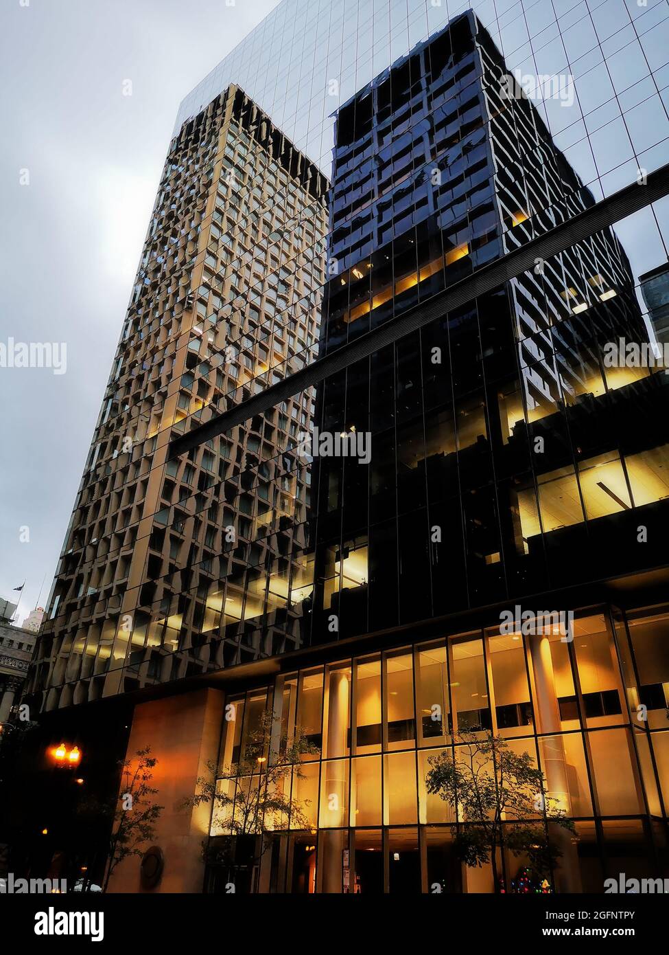 Reflet créatif de deux immeubles de bureaux dans un gratte-ciel d'appartements en verre dans le centre-ville de Chicago Banque D'Images