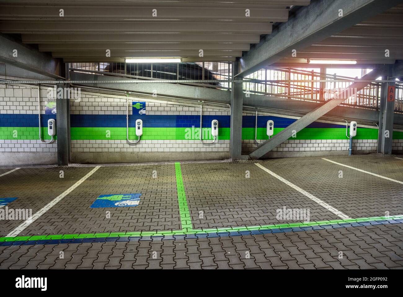 Des points de recharge désertés pour les voitures électriques dans un parking de plusieurs étages Banque D'Images