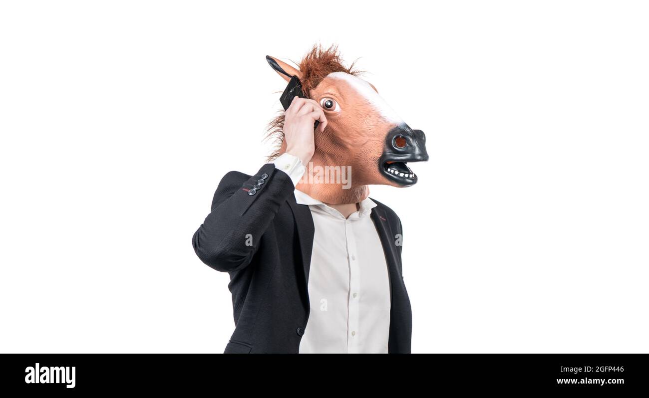 Homme dur en tête de cheval parler sur téléphone mobile isolé sur blanc, communication d'affaires Banque D'Images