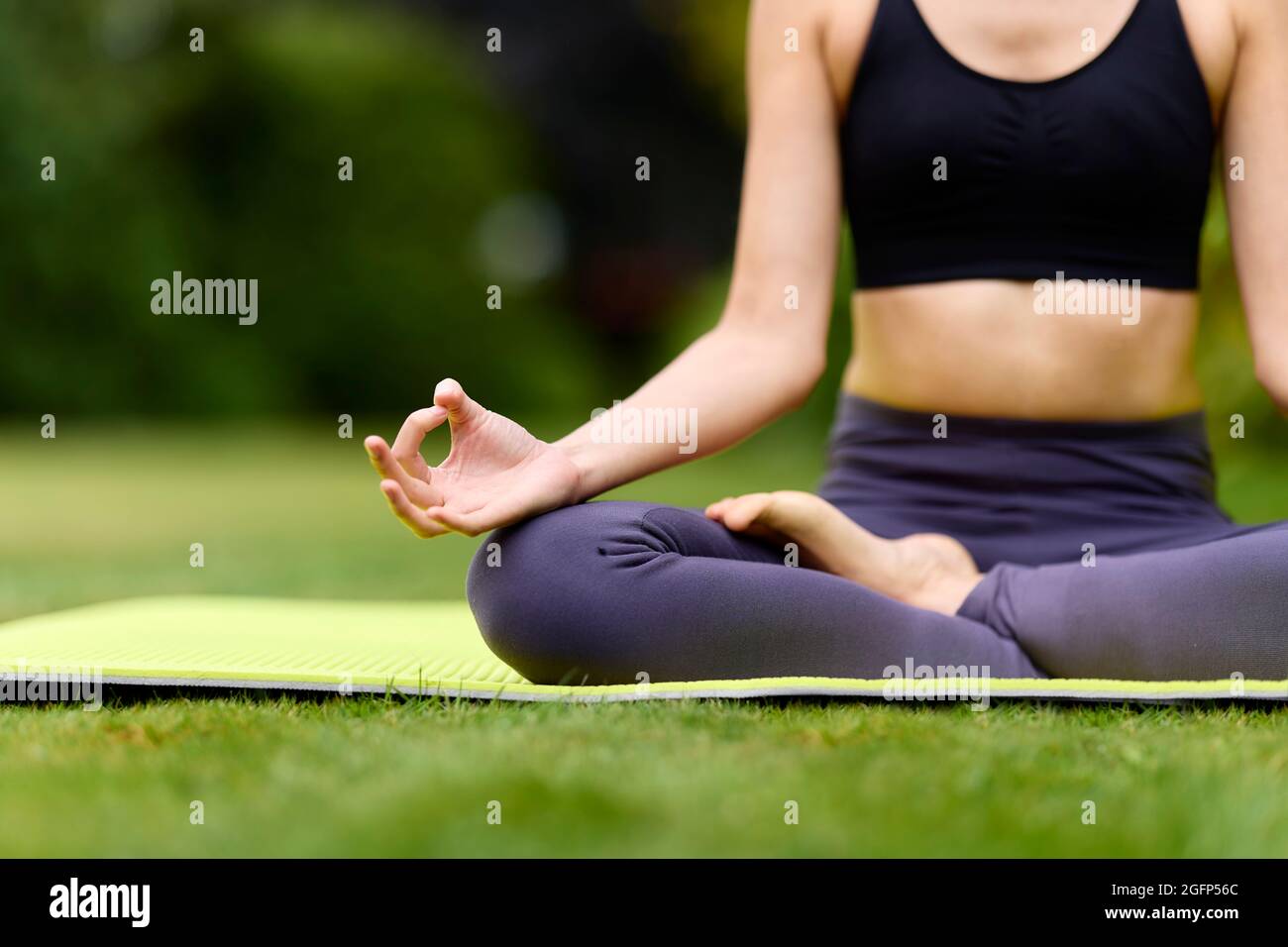 Femme pratiquant le yoga à l'extérieur Banque D'Images