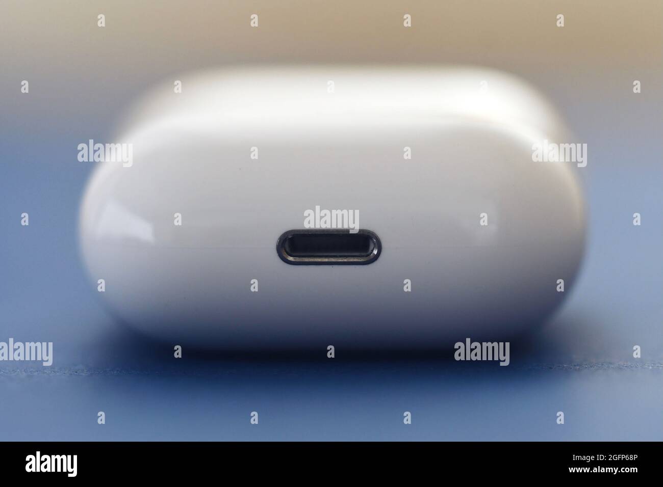 Photo de l'étui de chargement des écouteurs intelligents sans fil sur fond bleu Banque D'Images