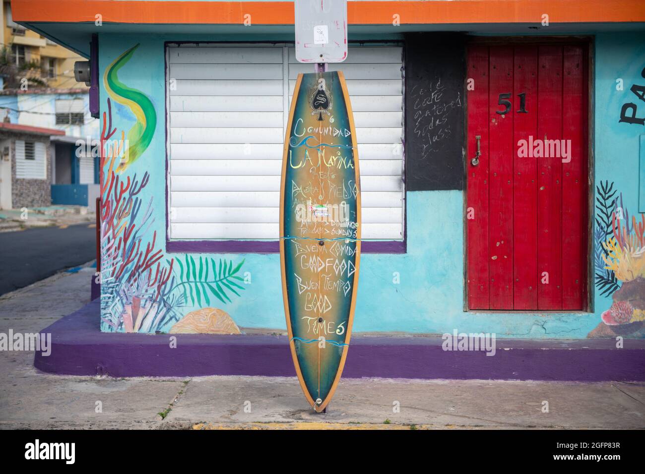 Un panneau de rue décoré avec une publicité sur une planche de surf - Porto Rico Banque D'Images