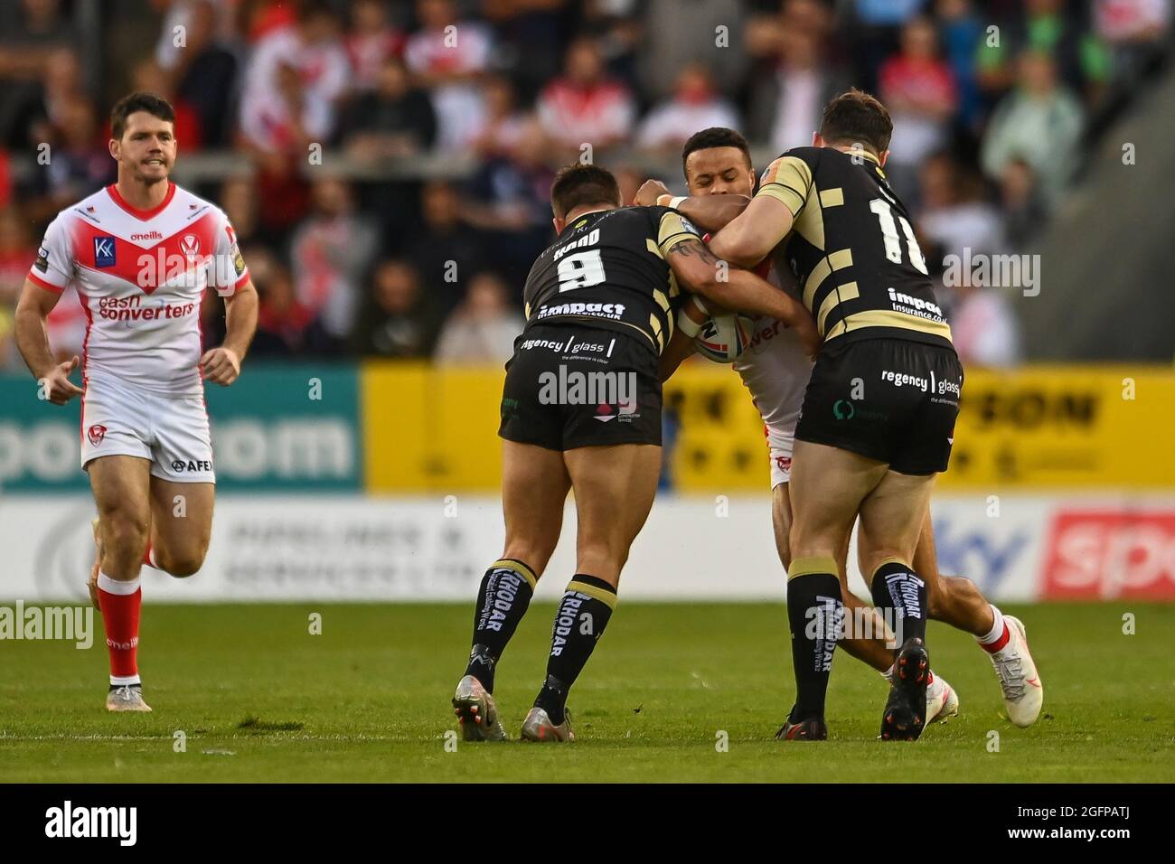 Regan Grace (5) de St Helens est attaquée par Mark Ioane (10) et Liam Hood (9) des Centurions de Leigh Banque D'Images