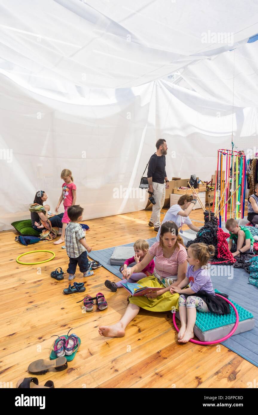 POZNAN, POLOGNE - 19 juin 2016 : les enfants qui jouent lors d'un événement pour enfants sur la place Plac Wolnosci, Pologne Banque D'Images