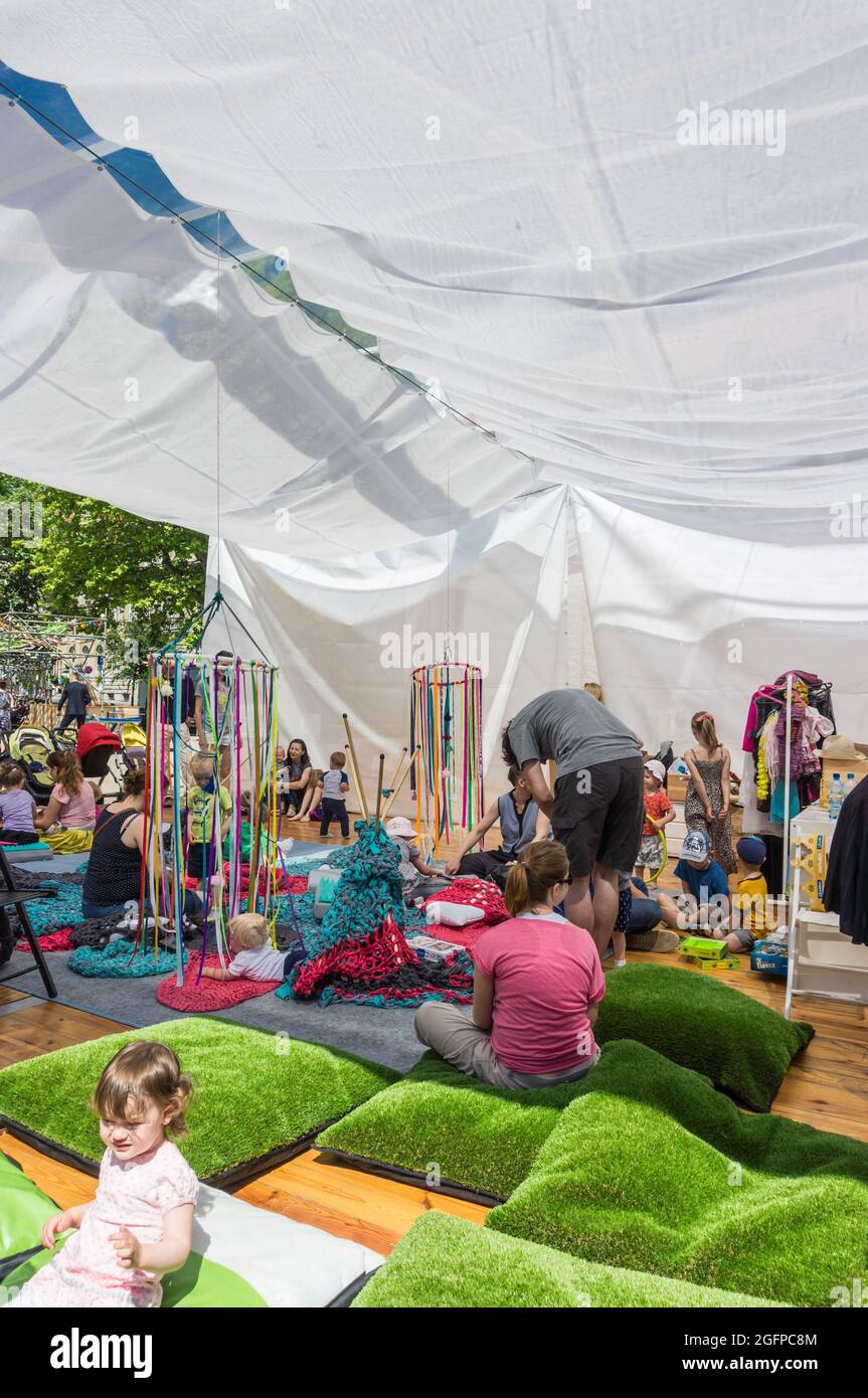 POZNAN, POLOGNE - 19 juin 2016 : les enfants qui jouent lors d'un événement pour enfants sur la place Plac Wolnosci, Pologne Banque D'Images