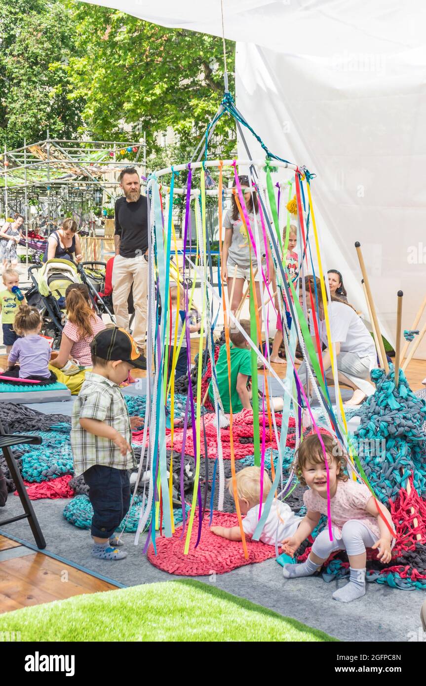 POZNAN, POLOGNE - 19 juin 2016 : les enfants qui jouent lors d'un événement pour enfants sur la place Plac Wolnosci, Pologne Banque D'Images