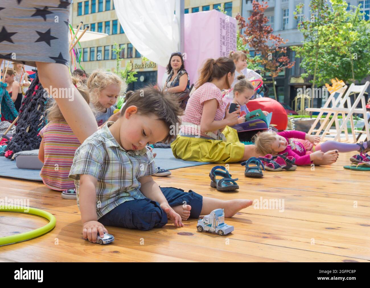 POZNAN, POLOGNE - 19 juin 2016 : les enfants qui jouent lors d'un événement pour enfants sur la place Plac Wolnosci, Pologne Banque D'Images