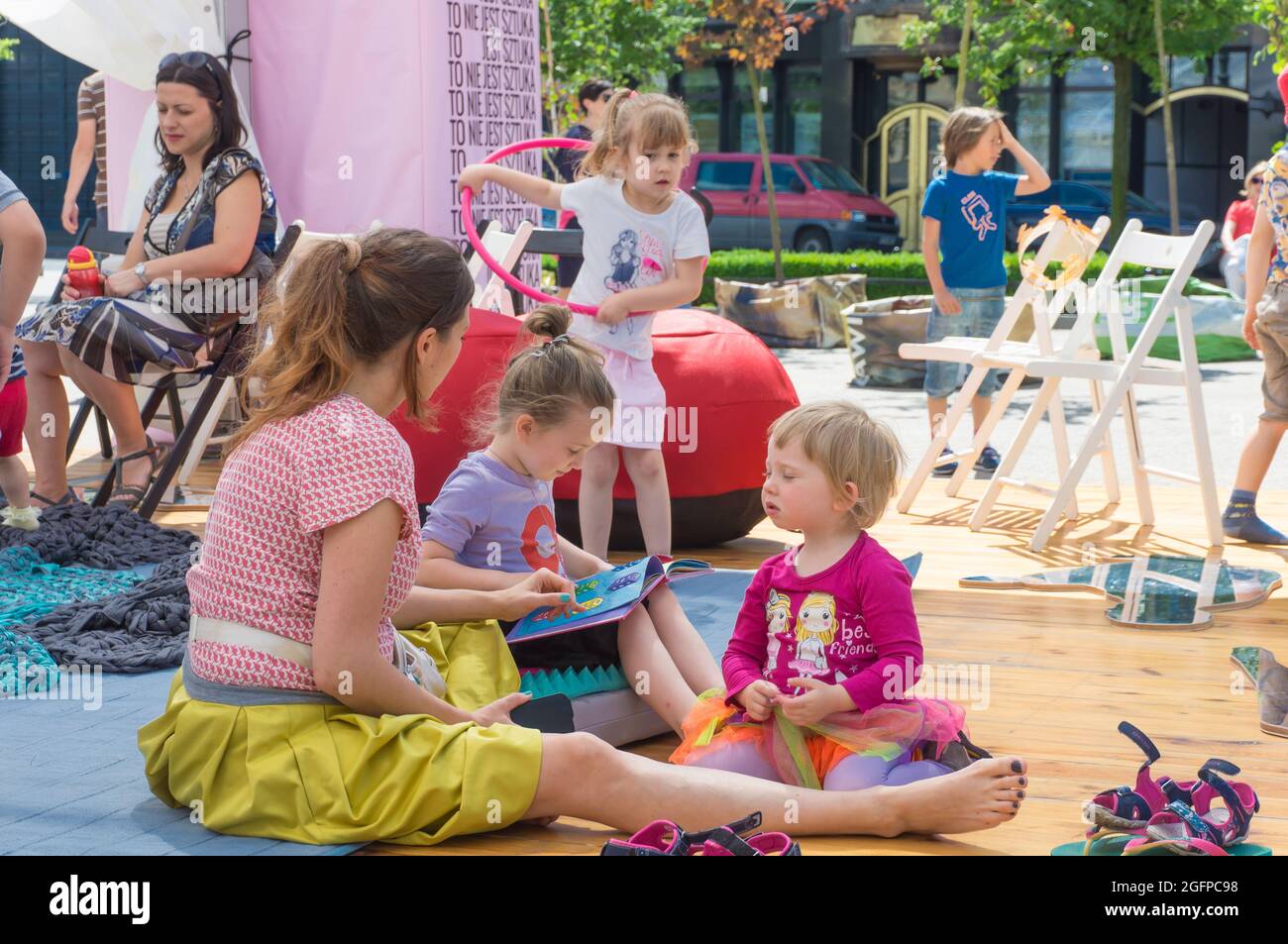 POZNAN, POLOGNE - 19 juin 2016 : les enfants et les parents qui jouent lors d'un événement pour enfants sur la place Plac Wolnosci, Pologne Banque D'Images