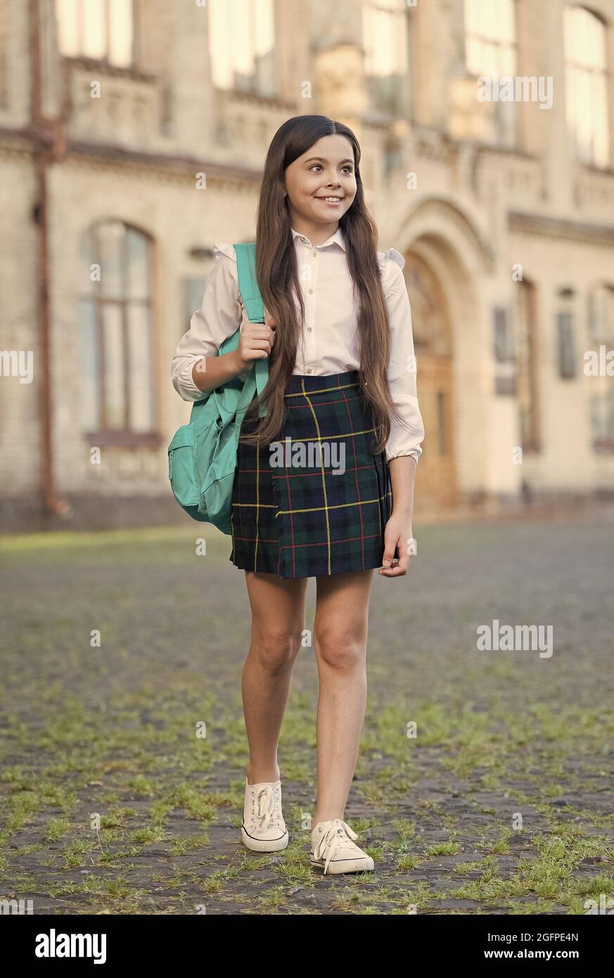 Petite fille classique style uniforme et sac à dos dans cour d'école,  moderne école concept Photo Stock - Alamy
