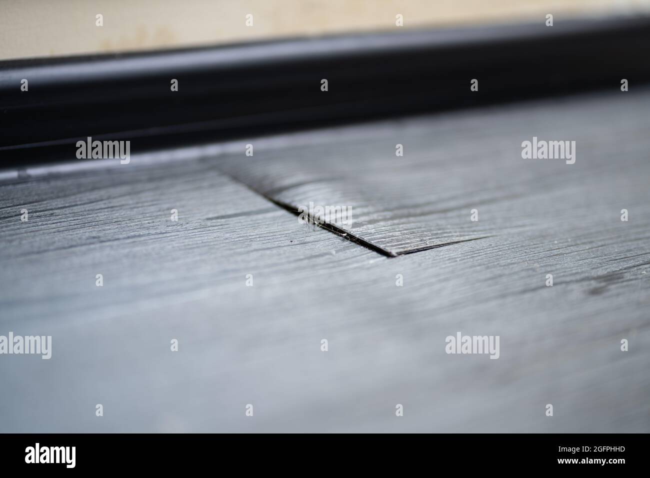 Plancher en bois endommagé. Rayures stratifiées. Plancher en vinyle brisé Banque D'Images