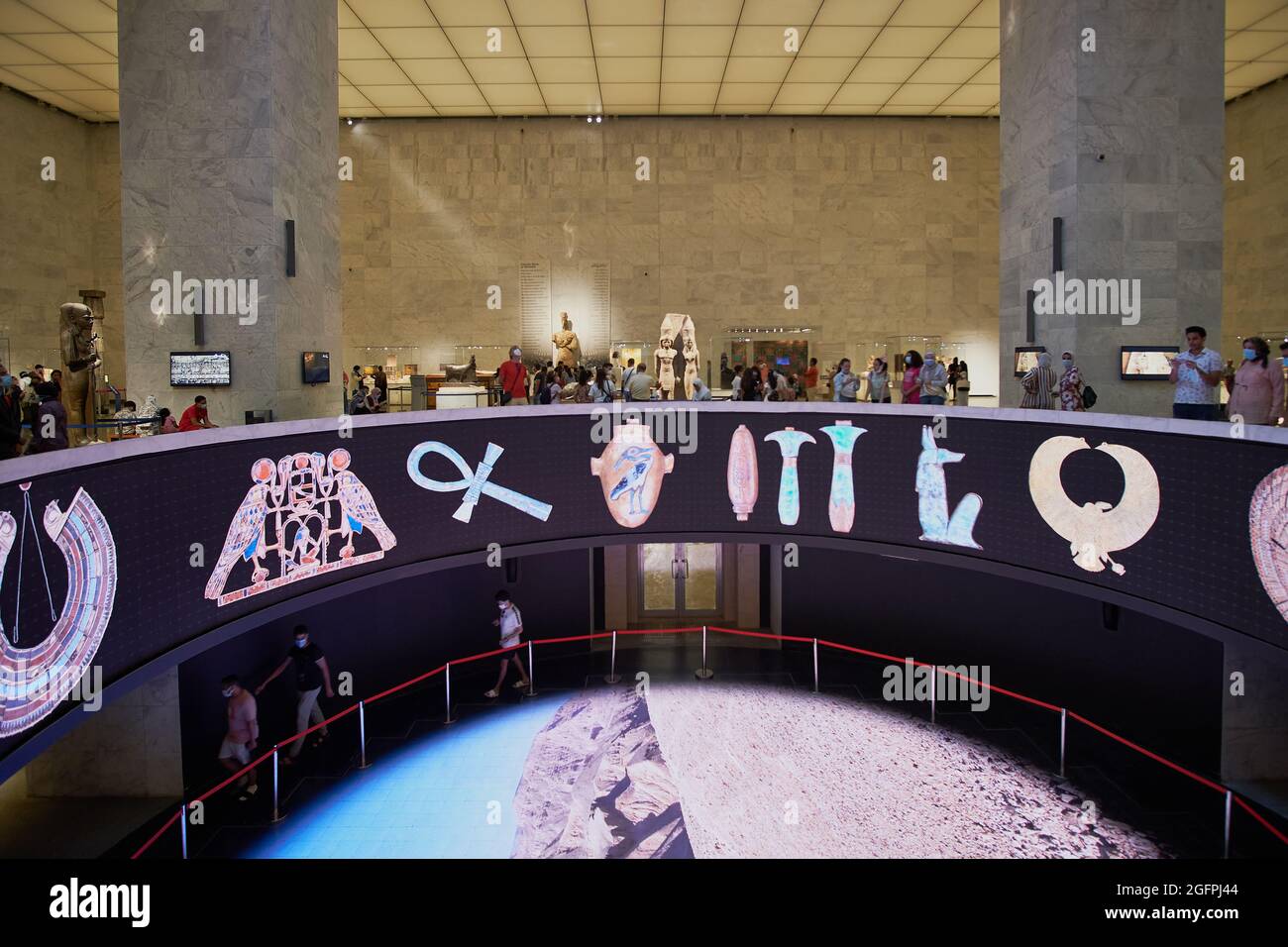 Le musée national de la civilisation égyptienne (NMEC) au Caire, en Égypte photo de l'intérieur montrant le hall principal avec des visiteurs à l'intérieur Banque D'Images