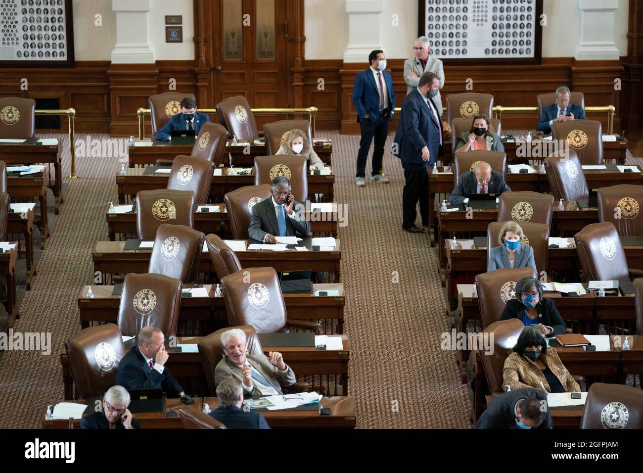 Austin Texas USA, le 26 août 2021: La Chambre du Texas House a le quorum alors que les membres débattent SB 1, une mesure dirigée par les Républicains qui resserrerait les procédures de vote au Texas, y compris une interdiction du vote de 24 heures et des restrictions de vote par la poste. Le projet de loi a conduit à une sortie de 34 jours pour les démocrates. Crédit : Bob Daemmrich/Alay Live News Banque D'Images