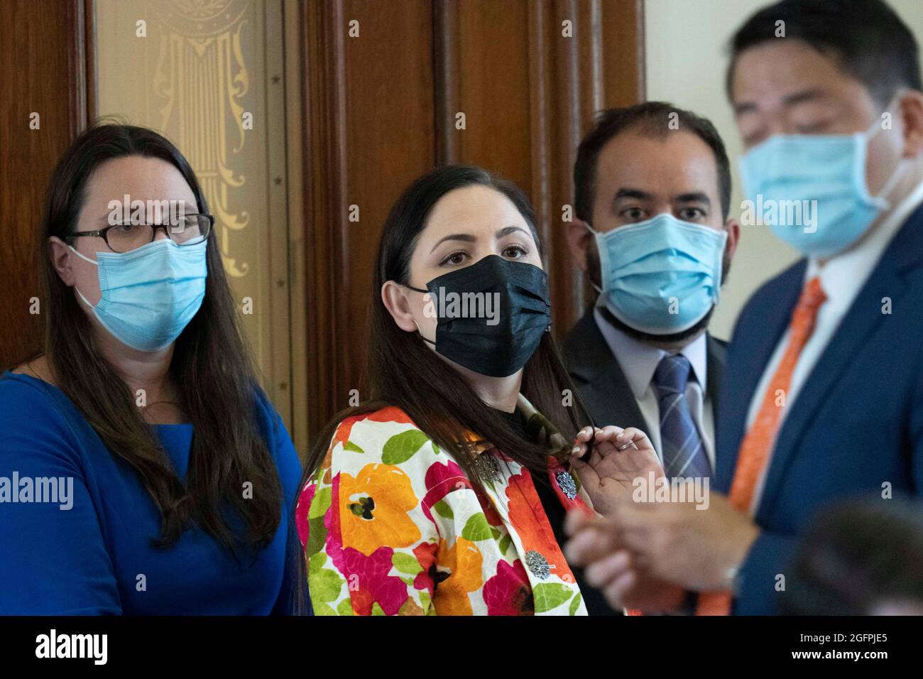 Austin Texas USA, 26 août 2021 : législateurs démocratiques (de l à r) Erin Zwiener, D-Driftwood, Ana Hernandez, D-Houston, Joe Moody, D-El Paso, attendez au Sénat pendant les débats de la Maison du Texas SB 1, une mesure dirigée par les Républicains qui durerait les procédures de vote au Texas, y compris une interdiction des votes de 24 heures et des restrictions de vote par courrier. Crédit : Bob Daemmrich/Alay Live News Banque D'Images