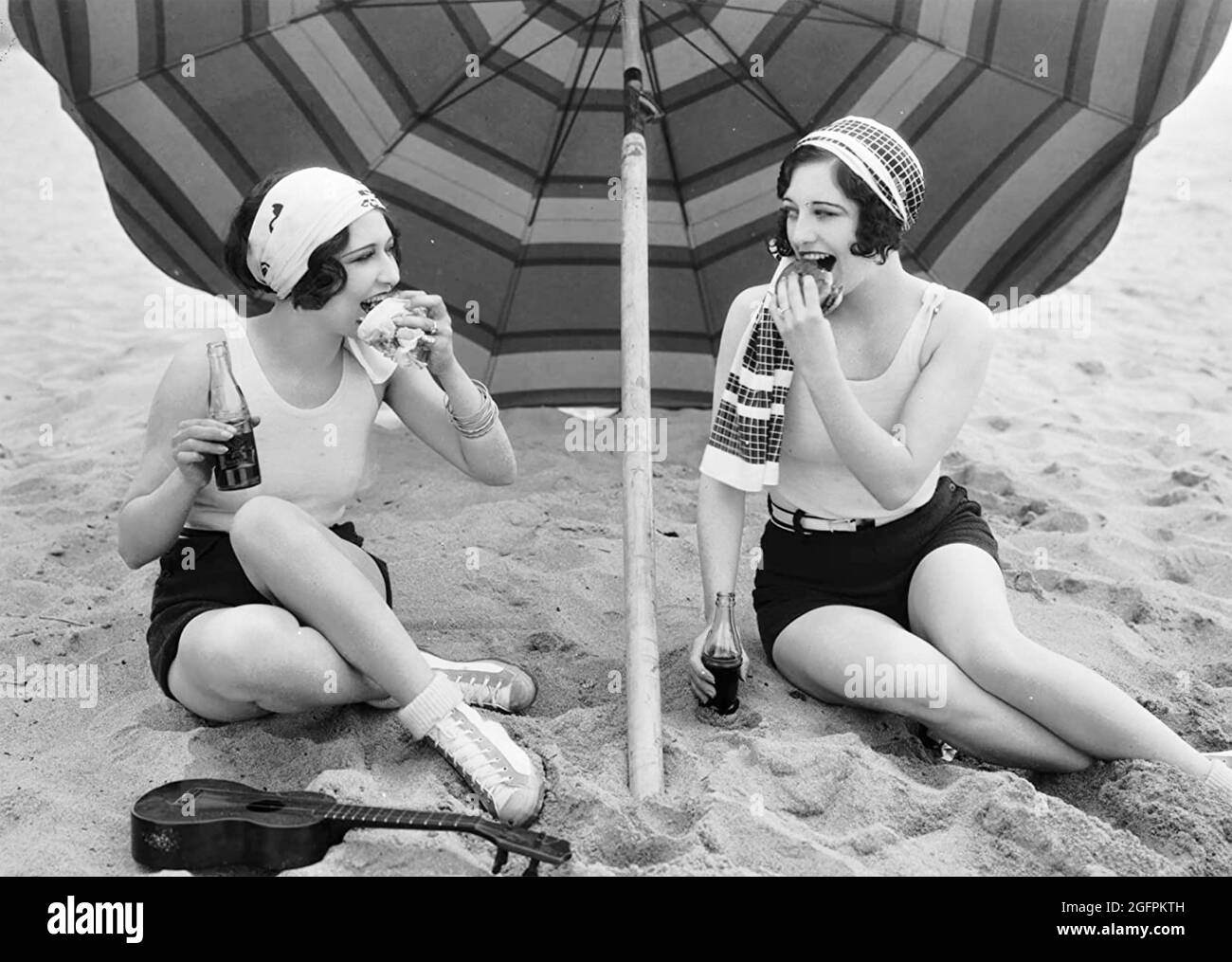 JOAN CRAWFORD à droite avec l'actrice américaine Dorothy Sebastian vers 1935 Banque D'Images
