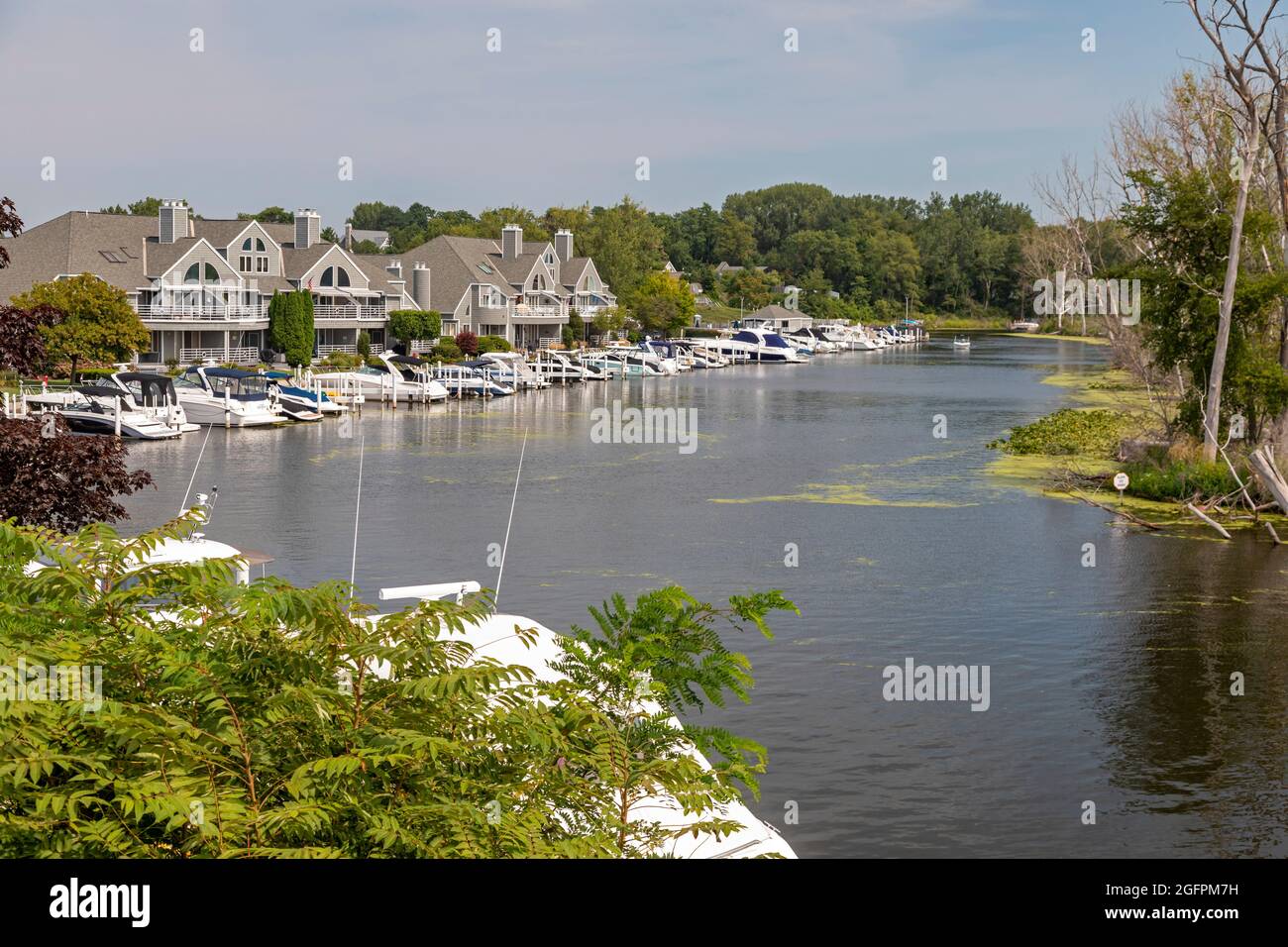 New Buffalo, Michigan - Maisons au bord de l'eau avec des bateaux le long de la rivière Galien, près de là où elle se jette dans le lac Michigan. La région est populaire auprès des visiteurs Banque D'Images