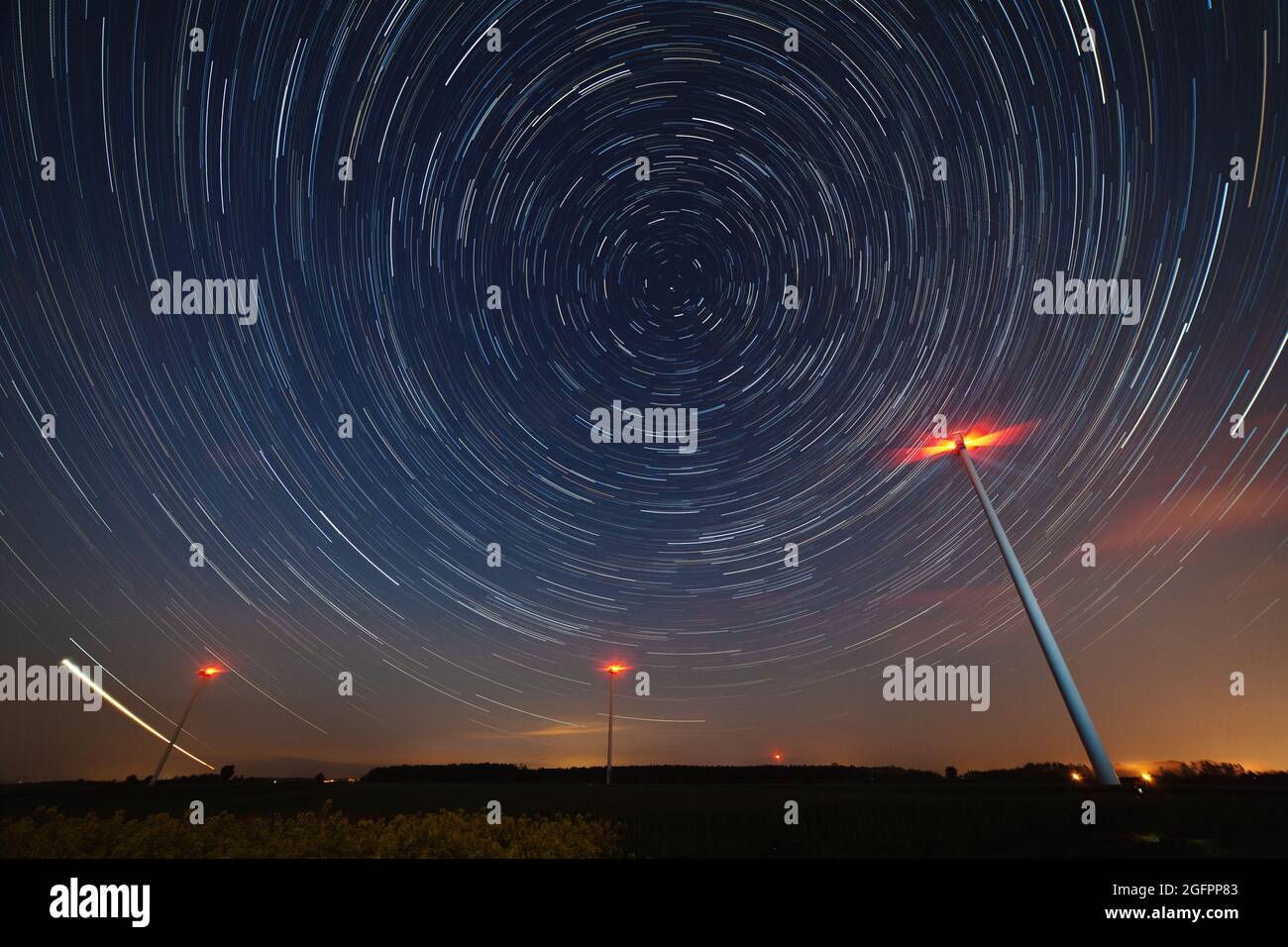 Moulin contre StarTrail. Nuit étoilée photo de moody. Banque D'Images