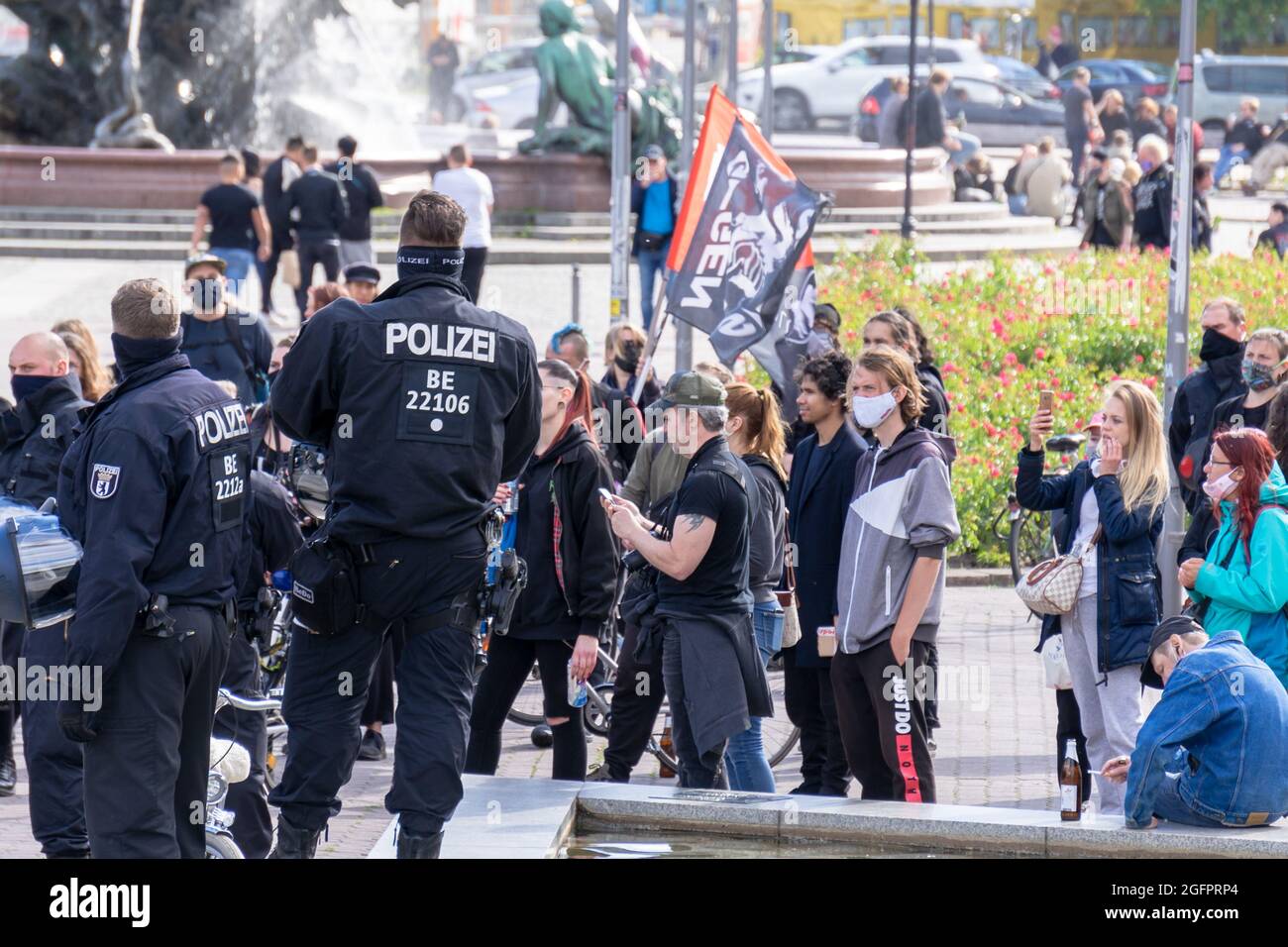 Démonstration à Berlin avec la police contre la réglementation Corona Covid-19 et pour les droits de l'homme. Banque D'Images