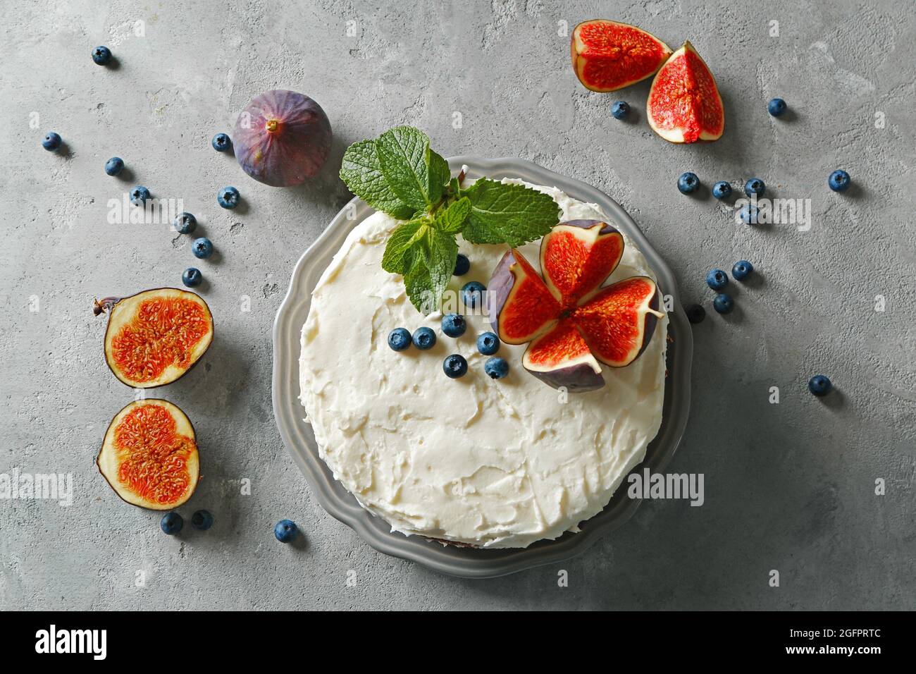 Delicieux Gateau Cremeux Avec Figues Et Baies Sur Fond Gris Texture Photo Stock Alamy