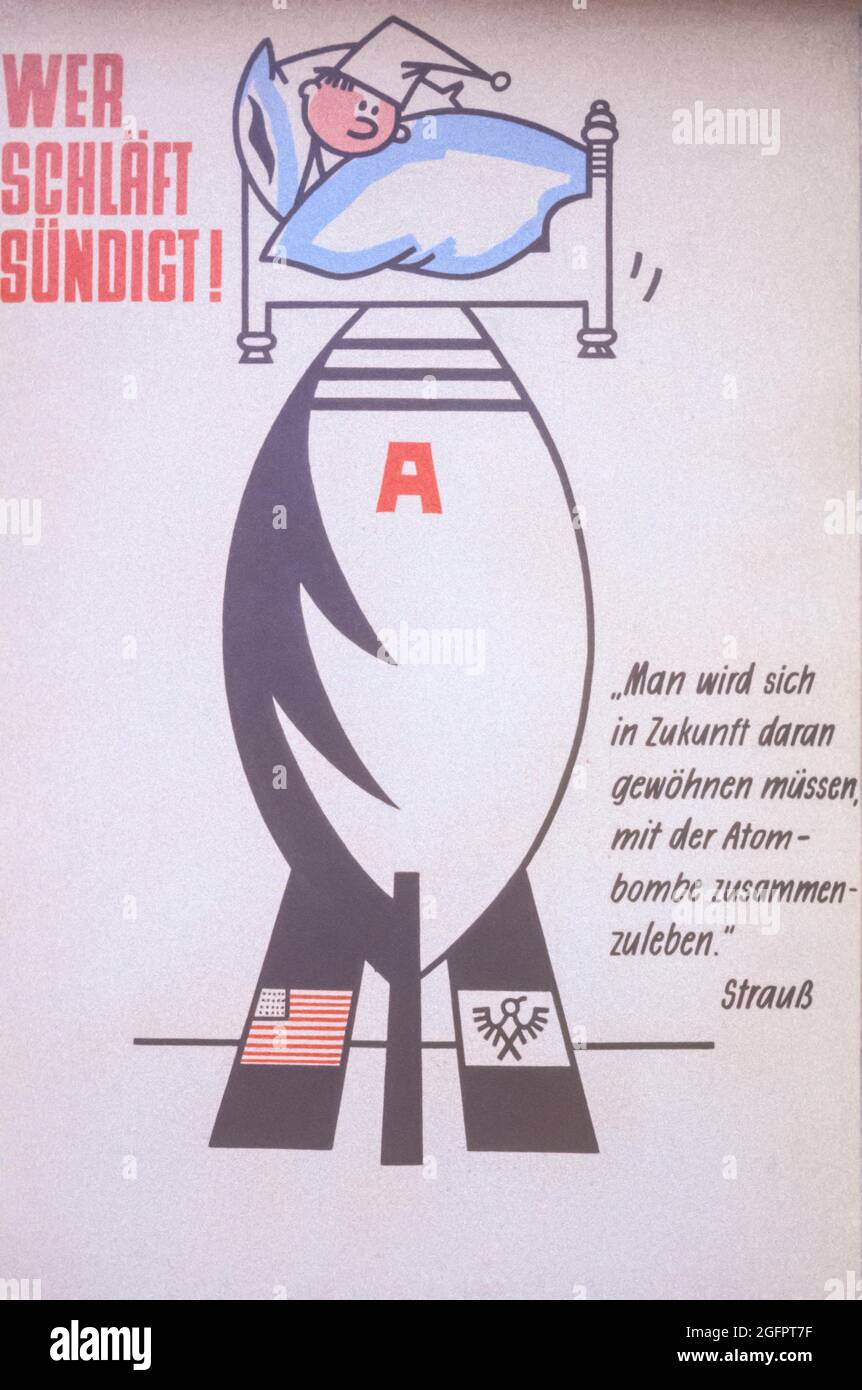 Berlin est, Allemagne, août 1962. Affiche de propagande communiste anti-occidentale. « à l'avenir, nous devrons nous habituer à vivre avec la bombe atomique. » Banque D'Images