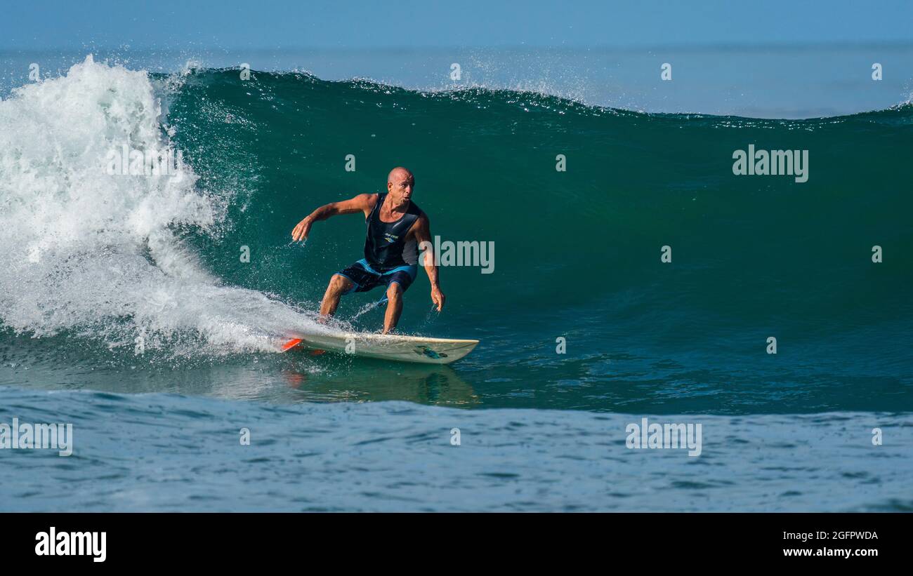 Un homme expérimenté et très qualifié surfant sur une énorme vague sur la côte Pacifique de Banque D'Images