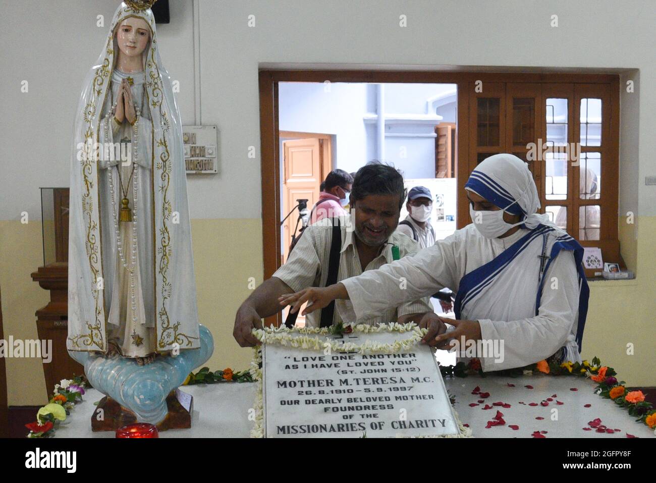 Kolkata, Inde. 26 août 2021. KOLKATA, INDE - AOÛT 26 : un membre aide une personne malvoyeuse à rendre hommage à la lauréate du prix Nobel mère Teresa à l'occasion de son 111e anniversaire de naissance à la Maison mère des Missionnaires de la Charité le 26 août 2021 à Kolkata, en Inde. Mère Teresa, baptisée Gonxha Agnes, est née à Skopje, aujourd'hui capitale de la Macédoine, à Nikola et Drana Bojaxhiu. Elle était la plus jeune enfant d'une famille albanaise kosovar.(photo de Samir Jana/Hindustan Times/Sipa USA) crédit: SIPA USA/Alay Live News Banque D'Images
