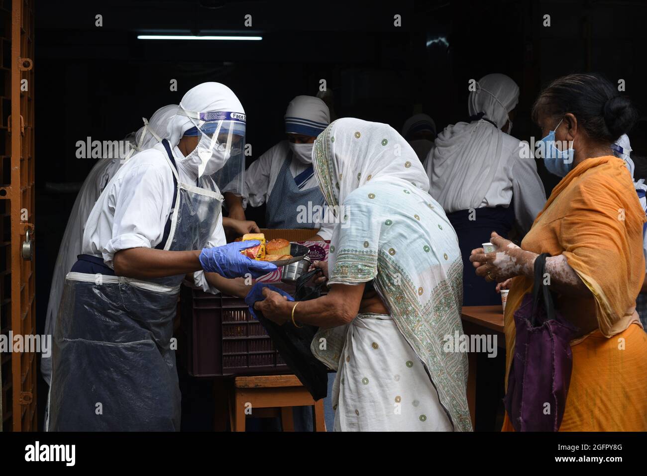 Kolkata, Inde. 26 août 2021. KOLKATA, INDE - AOÛT 26 : les membres des Missionnaires de la Charité distribuent de la nourriture aux personnes défavorisées à l'occasion du 111e anniversaire de naissance de la lauréate du prix Nobel mère Teresa à la Maison mère des Missionnaires de la Charité le 26 août 2021 à Kolkata, en Inde. Mère Teresa, baptisée Gonxha Agnes, est née à Skopje, aujourd'hui capitale de la Macédoine, à Nikola et Drana Bojaxhiu. Elle était la plus jeune enfant d'une famille albanaise kosovar.(photo de Samir Jana/Hindustan Times/Sipa USA) crédit: SIPA USA/Alay Live News Banque D'Images