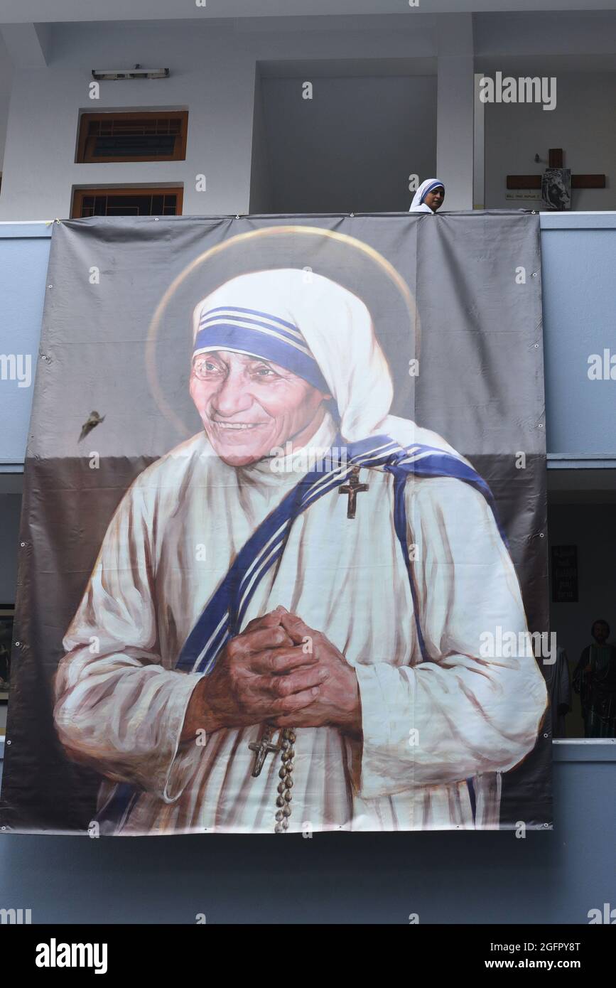 Kolkata, Inde. 26 août 2021. KOLKATA, INDE - 26 AOÛT : la scène à l'occasion du 111e anniversaire de naissance de mère Teresa à la Maison mère des Missionnaires de la Charité le 26 août 2021 à Kolkata, Inde. Mère Teresa, baptisée Gonxha Agnes, est née à Skopje, aujourd'hui capitale de la Macédoine, à Nikola et Drana Bojaxhiu. Elle était la plus jeune enfant d'une famille albanaise kosovar.(photo de Samir Jana/Hindustan Times/Sipa USA) crédit: SIPA USA/Alay Live News Banque D'Images