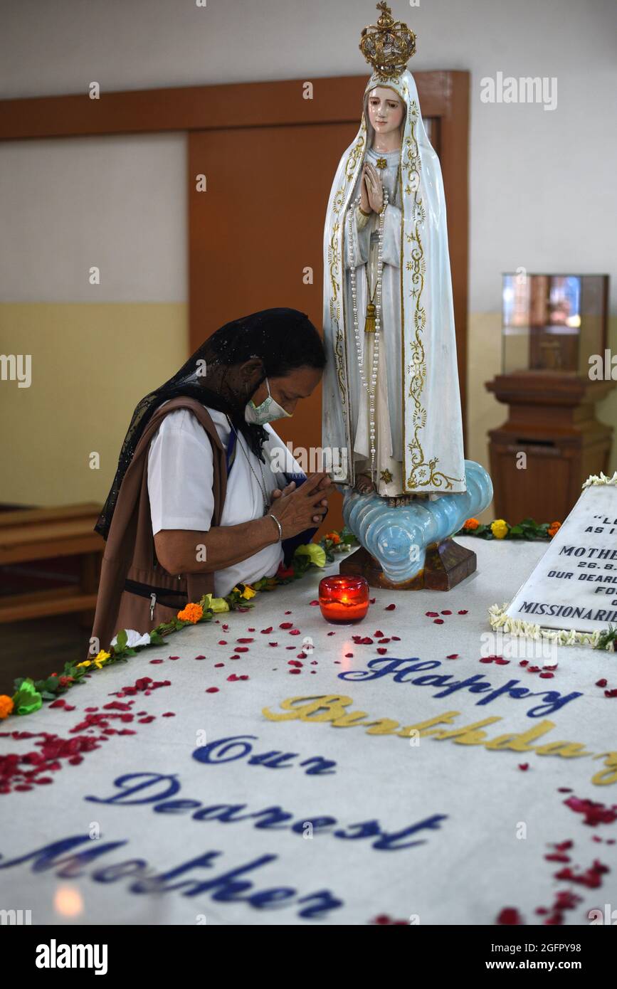 Kolkata, Inde. 26 août 2021. KOLKATA, INDE - AOÛT 26 : une personne respecte la lauréate du prix Nobel mère Teresa à l'occasion de son 111e anniversaire de naissance à la Maison mère des Missionnaires de la Charité le 26 août 2021 à Kolkata, Inde. Mère Teresa, baptisée Gonxha Agnes, est née à Skopje, aujourd'hui capitale de la Macédoine, à Nikola et Drana Bojaxhiu. Elle était la plus jeune enfant d'une famille albanaise kosovar.(photo de Samir Jana/Hindustan Times/Sipa USA) crédit: SIPA USA/Alay Live News Banque D'Images