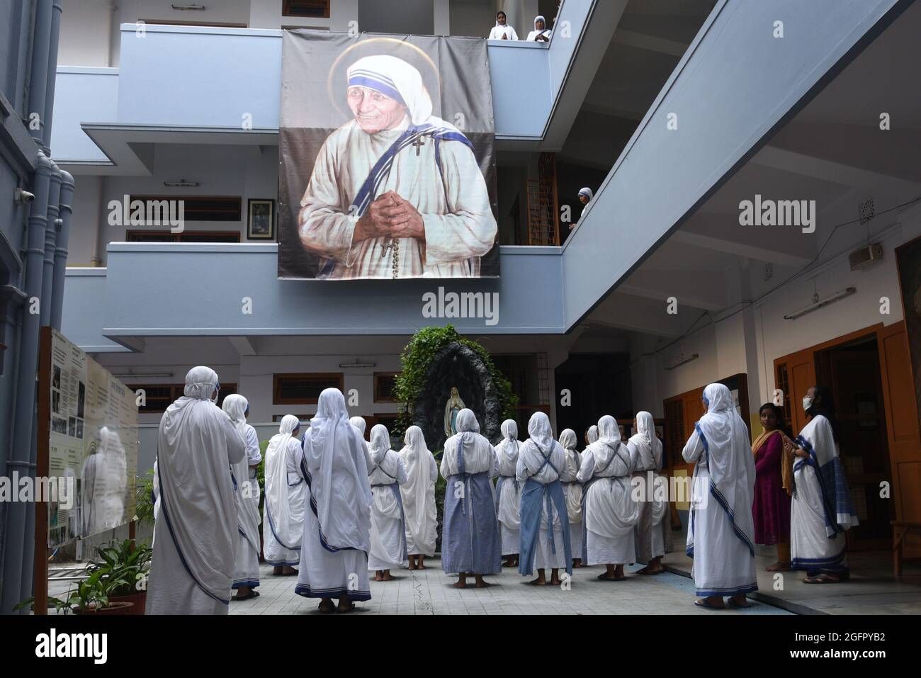 Kolkata, Inde. 26 août 2021. KOLKATA, INDE - AOÛT 26 : les membres respectent la lauréate du prix Nobel mère Teresa à l'occasion de son 111e anniversaire de naissance à la Maison mère des Missionnaires de la Charité le 26 août 2021 à Kolkata, Inde. Mère Teresa, baptisée Gonxha Agnes, est née à Skopje, aujourd'hui capitale de la Macédoine, à Nikola et Drana Bojaxhiu. Elle était la plus jeune enfant d'une famille albanaise kosovar.(photo de Samir Jana/Hindustan Times/Sipa USA) crédit: SIPA USA/Alay Live News Banque D'Images