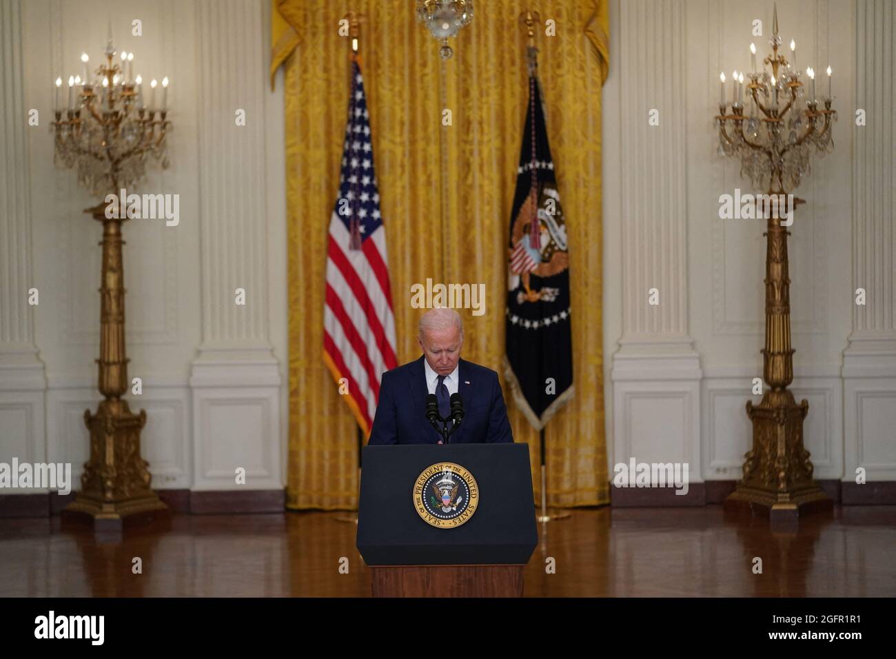 Le président américain Joe Biden prononce un discours sur l'attentat terroriste perpétré à l'aéroport international Hamid Karzaï de Kaboul en Afghanistan, et sur les militaires américains et les victimes afghanes tués et blessés dans la salle est de la Maison Blanche à Washington, DC, le jeudi 26 août 2021. Crédit: Stefani Reynolds / piscine via CNP Banque D'Images